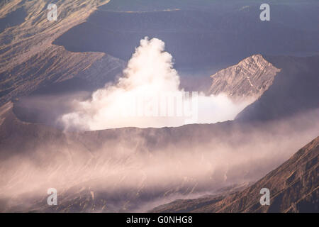 Nuvole sul Monte Bromo paesaggio in Indonesia Foto Stock