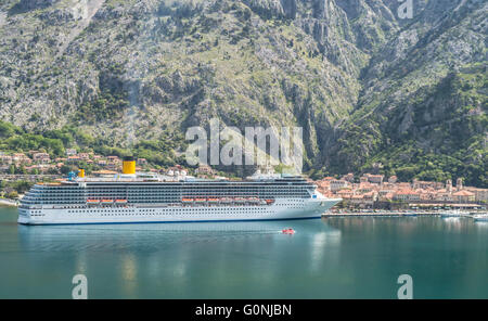 Cruiser nel porto di Cattaro, Montenegro, nei pressi della città vecchia Foto Stock