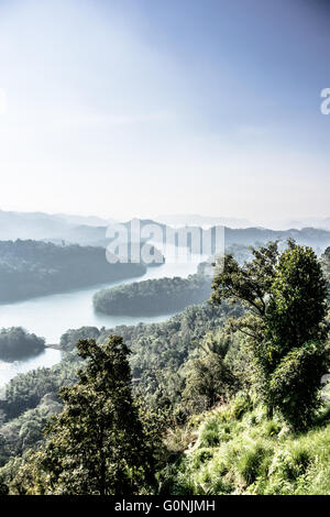 Vista sul serbatoio Ponmudi e nebbioso Colline Munnar. Foto Stock