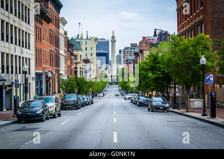 Charles Street e il Monumento a Washington a Mount Vernon, Baltimore, Maryland. Foto Stock