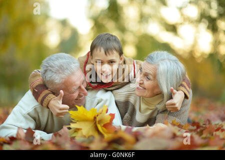 Famiglia in autunno park Foto Stock