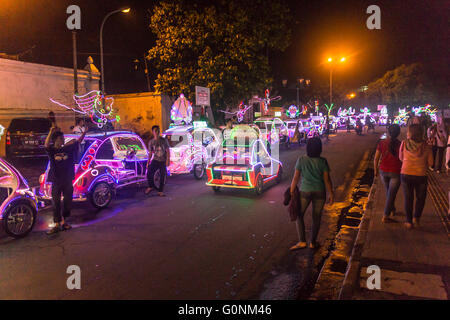 Rickshaws colorati in Yogykarta di notte Foto Stock