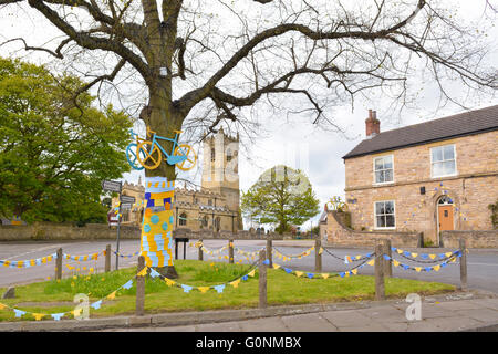 Tour de Yorkshire 2016 - il South Yorkshire villaggio di Barnburgh splendidamente decorate in gara i colori blu e giallo Foto Stock