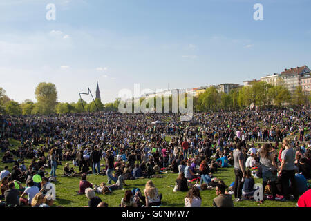 Berlino, Germania - 01 May 2016: affollato parco (Goerlitzer park) a Berlino Kreuzberg durante il giorno di maggio / festa del lavoro sul primo di m Foto Stock