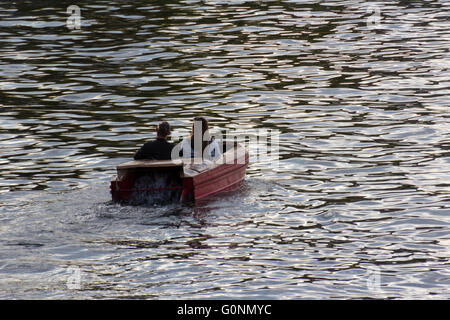 Matura in pedalò sul fiume da dietro Foto Stock