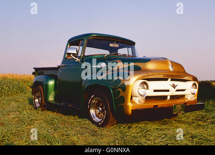 Antique gold & green Ford pick up truck; Pennsylvania; USA Foto Stock