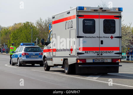 ALTENTREPTOW / Germania - 1. Maggio 2016: tedesco ambulanza di emergenza e veicolo di polizia sorge sulla strada di altentreptow su maggio Foto Stock