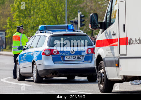 ALTENTREPTOW / Germania - 1. Maggio 2016: tedesco ambulanza di emergenza e veicolo di polizia sorge sulla strada di altentreptow su maggio Foto Stock