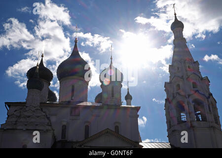 Verde a forma di cipolla cupole della chiesa di Elia Profeta, yaroslavl, Russia. Foto Stock