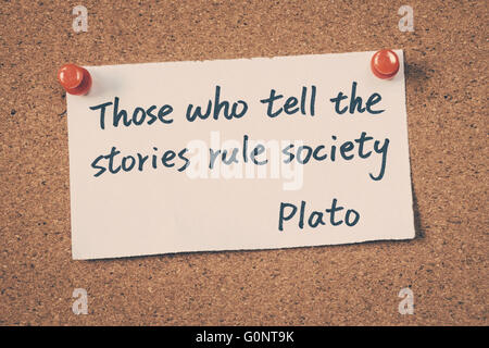 Coloro che raccontano storie regola società - citazione di Platone Foto Stock