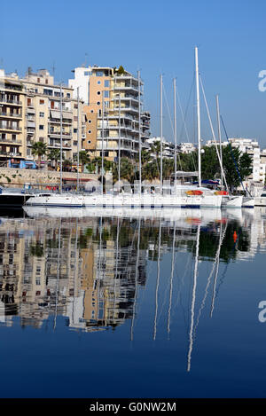 Barche e riflessioni in Pasalimani porto di Atene, Grecia Foto Stock