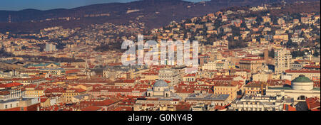 Vista Superiore di San Antonio la chiesa e la chiesa serbo-ortodossa di San Spiridione, Trieste. Italia Foto Stock