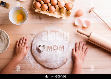 Festa della mamma composizione. I biscotti di cottura. Sfondo di legno Foto Stock