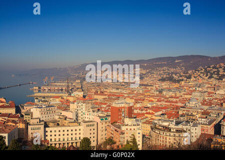 Vista superiore del tetto di Trieste, Italia Foto Stock