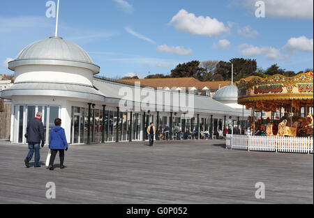 Il padiglione e la giostra su Hastings pier, East Sussex, Regno Unito Foto Stock