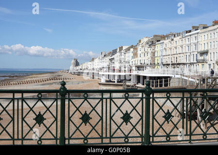 Bottiglia vicolo e Marine Court visto dal molo, Hastings, East Sussex, Regno Unito Foto Stock