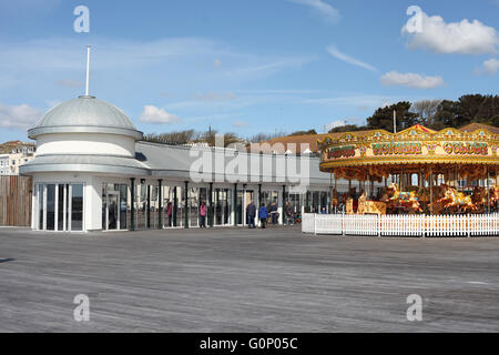 Il ristorante Pavilion e carosello su Hastings nuovo molo, East Sussex, Regno Unito Foto Stock