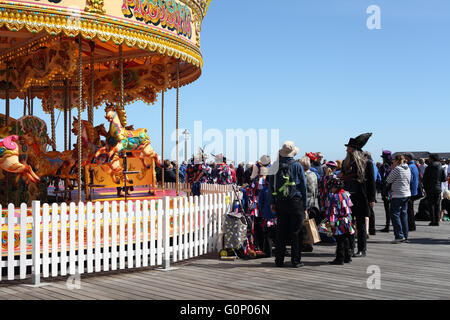 Bambini godendo di un giro sulla giostra su Hastings nuovo molo, Hastings, East Sussex, Regno Unito Foto Stock