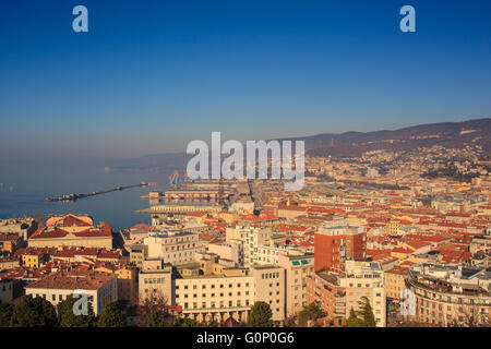 Vista superiore del tetto di Trieste, Italia Foto Stock