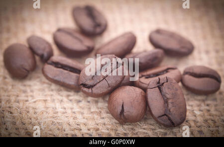 Caffè torrefatto in grani sul sacco di iuta Foto Stock