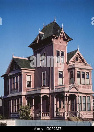 A causa della sua ornano la facciata rosa e sorprendente stile architettonico, la Rosa Victorian Inn è stato un luminoso punto di riferimento per oltre due decenni nel villaggio di Arroyo Grande sulla costa centrale della California, Stati Uniti d'America. Più recentemente il 1890 house è stato ridipinto in tonalità tenui e ora è un luogo popolare per matrimoni e altri eventi. La casa storica è stato rinominato il Victorian Pitkin-Conrow Estate in onore di due dei suoi primi proprietari. Foto storiche. Foto Stock