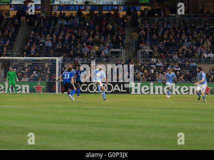 New York, NY, Stati Uniti d'America - 27 Aprile 2016: Andrea Pirlo (21) di NYC FC controlla la palla durante il gioco MLS NYC FC contro l impatto di Montreal allo Yankee Stadium Foto Stock