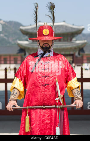 Guardia Reale di fronte al palazzo Gyeongbokgung, Seoul Foto Stock