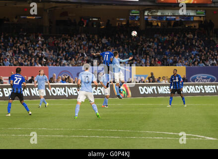 New York, NY, Stati Uniti d'America - 27 Aprile 2016: bravo Federico (6) di NYC FC & Didier Drogba (11) di urto di Montreal lotta per la sfera Foto Stock