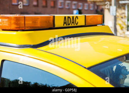 NEUBRANDENBURG/ Germania - 1 Maggio 2016: una ripartizione ADAC service car sorge su una strada in Neubrandenburg, Germania a 1. maggio 2016 Foto Stock