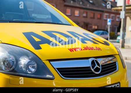 NEUBRANDENBURG/ Germania - 1 Maggio 2016: una ripartizione ADAC service car sorge su una strada in Neubrandenburg, Germania a 1. maggio 2016 Foto Stock