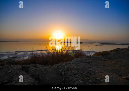 Sun sorge sopra il Mar Morto, Israele Foto Stock