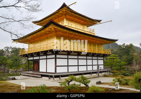 Giappone, Honshu, Kyoto, Kinkakuji padiglione d'oro Foto Stock