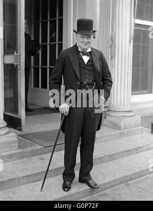 Statista inglese Winston Churchill si diparte la casa bianca dopo un incontro con il Presidente degli Stati Uniti Herbert Hoover Ottobre 19, 1929 a Washington, DC. Foto Stock