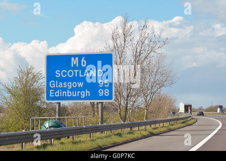 Autostrada M6 segno - in direzione di Glasgow, Edimburgo, Scozia, Regno Unito Foto Stock