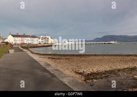 Città di Beaumaris, Anglesey, Galles. Una vista pittoresca del Beaumaris il lungomare e il molo, con il Menai Straits in background. Foto Stock