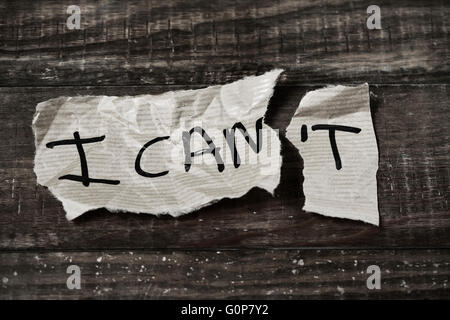 Il testo non riesco a scrivere in un pezzo di carta rotto in modo che possiate leggere posso, posto su un rustico di una superficie di legno, in bianco e nero Foto Stock