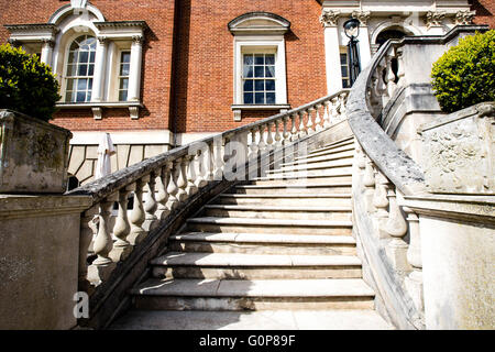 Pietra ricurva scalinata su una contea georgiano Club o Manor House Foto Stock