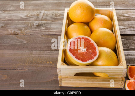 Ryby freschi Pompelmi rosso in cassa di legno. Foto Stock