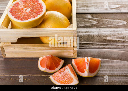 Ryby freschi Pompelmi rosso in cassa di legno. Foto Stock