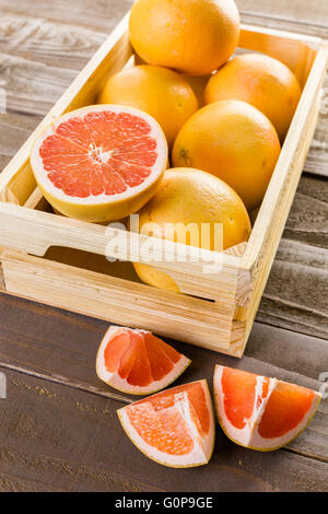 Ryby freschi Pompelmi rosso in cassa di legno. Foto Stock