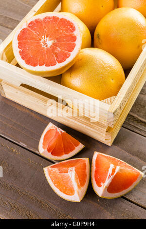 Ryby freschi Pompelmi rosso in cassa di legno. Foto Stock