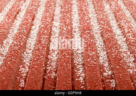 La grandine pioggia di ghiaccio su una rossa ondulata tetto di stagno Foto Stock