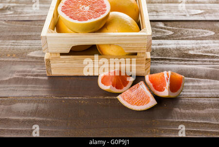 Ryby freschi Pompelmi rosso in cassa di legno. Foto Stock