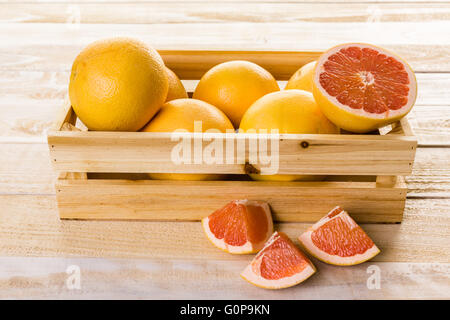 Ryby freschi Pompelmi rosso in cassa di legno. Foto Stock