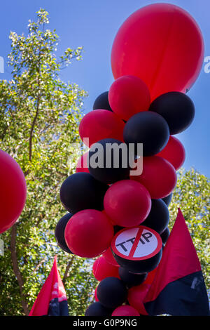 'N' TTIP slogan appesi da nero e rosso palloncini, come lavoratori si riuniscono per protestare a Siviglia di Domenica 1 maggio 2016. Foto Stock