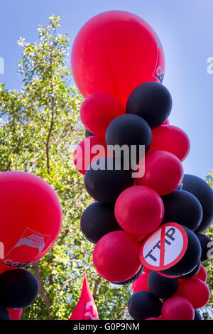 'N' TTIP slogan appesi da nero e rosso palloncini, come lavoratori si riuniscono per protestare a Siviglia di Domenica 1 maggio 2016. Foto Stock