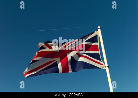 Union Jack flag contro il cielo blu Foto Stock