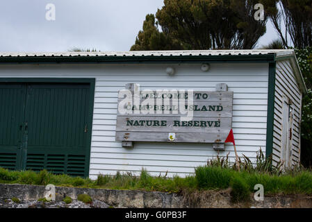 Nuova Zelanda, Campbell Island Riserva Naturale aka Moto Ihupuku, un isola sub antartiche. Segno di benvenuto e rifugio di riscaldamento. Foto Stock
