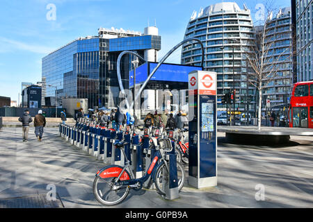 Punto d'attracco per il noleggio biciclette Santander presso la stazione di Old Street, all'incrocio della rotatoria Tech City Silicon tra Old Street e City Road Londra Inghilterra Regno Unito Foto Stock