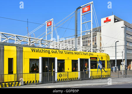 Logo National Rail British Railways sopra East Croydon London England UK stazione ferroviaria e giallo tramlink slogan di sicurezza per i pedoni alla fermata del tram Foto Stock